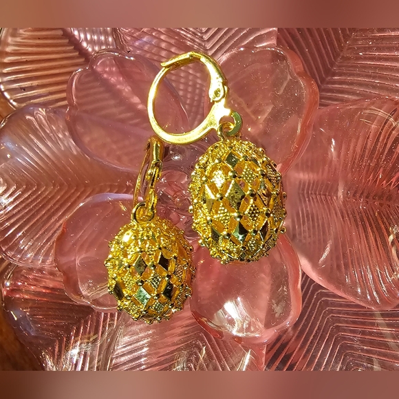 Intricate Filigree Dangle Goldtone Earrings NWOT - Picture 6 of 7